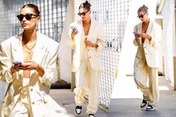 Vợ Justin Bieber mặc set đồ thanh lịch nhưng lại hở gần trọn vòng 1