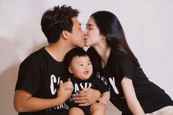 Hòa Minzy hiếm hoi khoe ảnh cả nhà 3 người ngọt ngào, nhưng bé Bo lại bị cho ra rìa