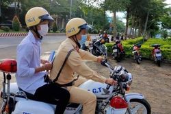 Quên Atlat Địa lý, nam sinh được chiến sĩ CSGT dùng xe chuyên dụng chở đi mua để kịp thời gian thi cử