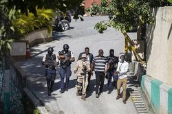Nghi phạm ám sát Tổng thống Haiti đấu súng, bắt cóc cảnh sát làm con tin