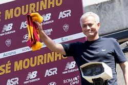Mourinho ra mắt AS Roma: 'Giành 3 cúp ở Man Utd vẫn bị coi là thảm họa'