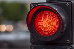 Cô gái TQ thuê xe của người yêu cũ, vượt đèn đỏ 49 lần để trả thù