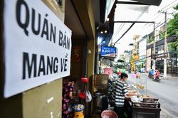 TP.HCM ra công văn khẩn sau khi cấm bán thức ăn mang về