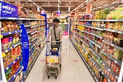Lượng đơn hàng 'đi chợ hộ' tăng mạnh tại TP.HCM