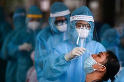 Cơ quan y tế TP.HCM đến tận nhà dân lấy mẫu xét nghiệm