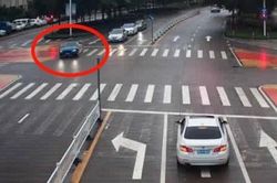 Thuê xe của bạn trai cũ rồi vượt đèn đỏ 49 lần để trả thù