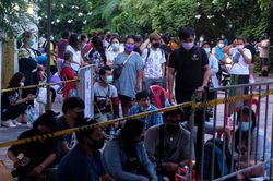 Người dân Bangkok chen chân xếp hàng chờ xét nghiệm Covid-19