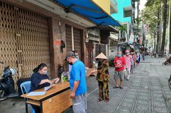 TP. Hồ Chí Minh hỗ trợ người dân gặp khó khăn trong việc thực hiện Chỉ thị 16