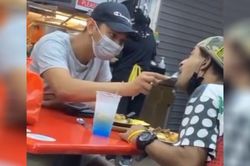 Nam thanh niên đút cơm cho người bán rong, cả ngàn người cảm kích