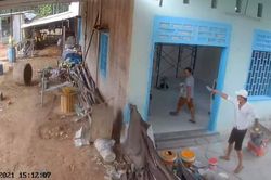 Tranh giành chó nuôi, cả nhóm xông vào khu vực phong tỏa chém người