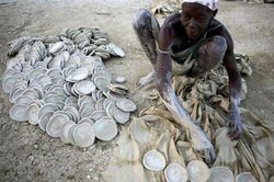 Ở Haiti, nơi Tổng thống vừa bị ám sát, dân phải ăn... đất để chống đói