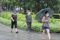 Bất chấp lệnh cấm, người Hà Nội vẫn ra đường tập thể dục giữa đại dịch