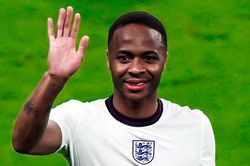 Heskey: 'Không hậu vệ nào muốn đến gần Sterling'