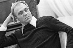 Vĩnh biệt đạo diễn Vladimir Menshov: Moskva 'tin vào nước mắt'