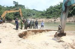 Tiếp tục tìm kiếm các công nhân mất tích tại Rào Trăng 3 sau 3 ngày tạm nghỉ