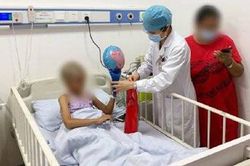 Con gái có chấy, mẹ làm một việc tưởng đúng nhưng khiến con suýt mất mạng