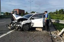 Xe tải tông khiến xe 4 chỗ nát đầu trên đường cao tốc