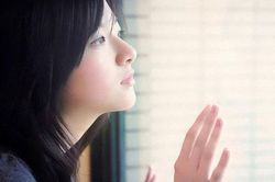 Biết tôi có bầu, chị dâu tặng cho tôi một món quà nhỏ, thứ bên trong khiến tôi bàng hoàng sửng sốt
