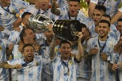 Messi và các đồng đội nâng cao cup vô địch Copa America 2021