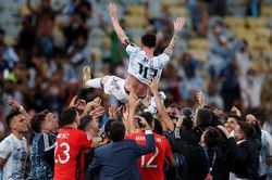 Messi ăn mừng chức vô địch, Neymar khóc khi thành 'cựu vương'