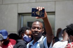 Hàng trăm người Haiti đến Đại sứ quán Mỹ cầu cứu