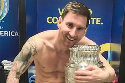 Messi nhảy ăn mừng với cúp giữa phòng thay đồ