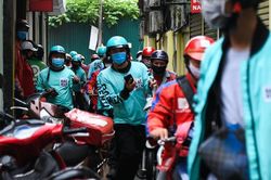 Dịch vụ đi chợ hộ tắc nghẽn vì nhu cầu tăng vọt