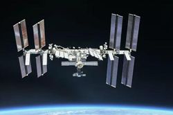Phi hành gia dùng... bọt xà phòng để tìm vết rò rỉ trên ISS