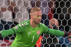 UEFA đưa ra án phạt vụ thủ thành Schmeichel bị chiếu laser