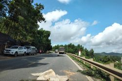 Hòa Bình: Tông vào đuôi xe đầu kéo, nam thanh niên tử vong