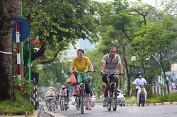 'Ngó lơ' biển cấm, người dân vượt rào tập thể dục