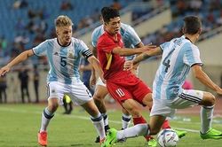 Nhà vô địch Copa America 2021 từng đối đầu với Công Phượng trên sân Mỹ Đình
