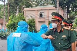 Quân y vào 'điểm nóng', chi viện TPHCM điều trị bệnh nhân COVID-19