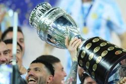 Messi thừa nhận 'hoàn tất giấc mơ cuộc đời' khi vô địch Copa America