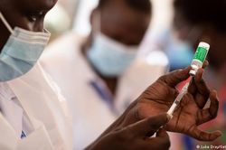 Nghịch lý vaccine COVID-19 hết hạn ở cả châu Phi, Đông Âu