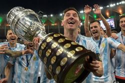 Messi 'phá vỡ sự im lặng' sau khi giành danh hiệu đầu tiên với Argentina