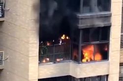Pin ô tô điện phát nổ, cháy kinh hoàng trên ban công chung cư