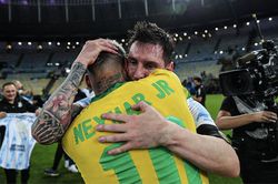 Neymar khóc nức nở, ôm chặt Messi sau chung kết Copa America