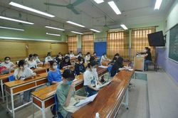 Mỗi bài thi tự luận được chấm hai vòng độc lập