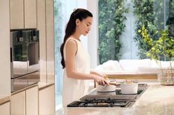 Hà Hồ vào bếp nấu ăn, dân mạng phản ứng khó hiểu: Phụ nữ muôn đời khổ phải không chị?