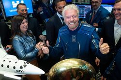 Tỷ phú Anh Richard Branson dẫn đầu 'bộ tam quyền lực', mở màn du lịch vũ trụ