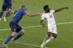 Pha phạm lỗi lộ liễu của Chiellini