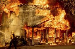 Cháy rừng lớn nhất trong năm thiêu rụi hàng loạt nhà cửa ở California