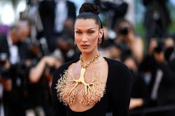 Bella Hadid đeo dây chuyền hình lá phổi thay nội y