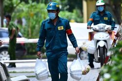 Dân chung cư ở TP.HCM tặng đồ ăn đội lao công phải ở lại vì Chỉ thị 16