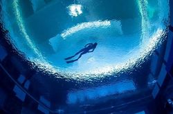 Hồ bơi sâu nhất thế giới có bối cảnh như phim trường ở Dubai