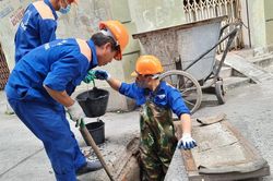 Một giờ cùng công nhân vệ sinh lòng cống