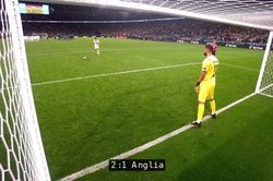 Harry Maguire gây sốt với cú sút 11m sấm sét làm hỏng camera