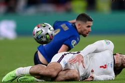 Jorginho may mắn thoát thẻ đỏ sau pha đạp gầm giày vào Grealish