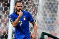 Bonucci mỉa mai khẩu hiệu của người Anh khi ăn mừng chức vô địch EURO